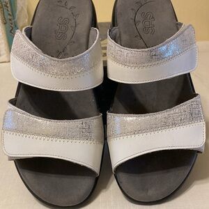 SAS women’s wht & silver Nudu leather slide adjustable strap sandal made in USA